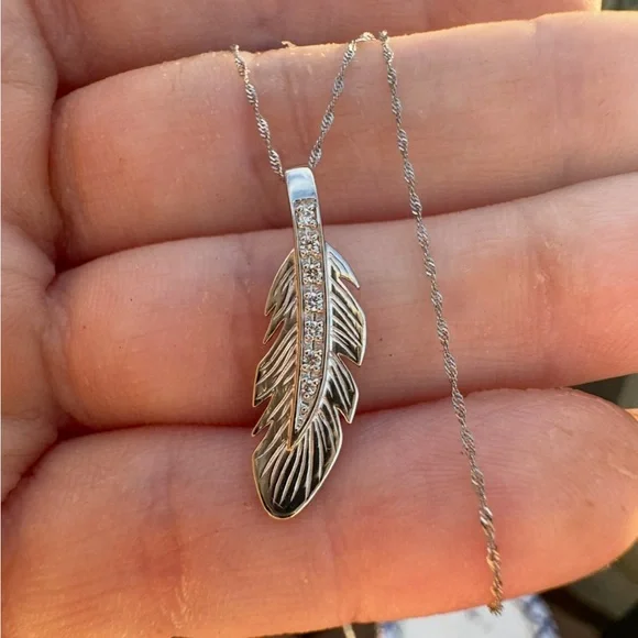 Solid platinum genuine diamond leaf/feather necklace high end- - emergency sale - Picture 8 of 13